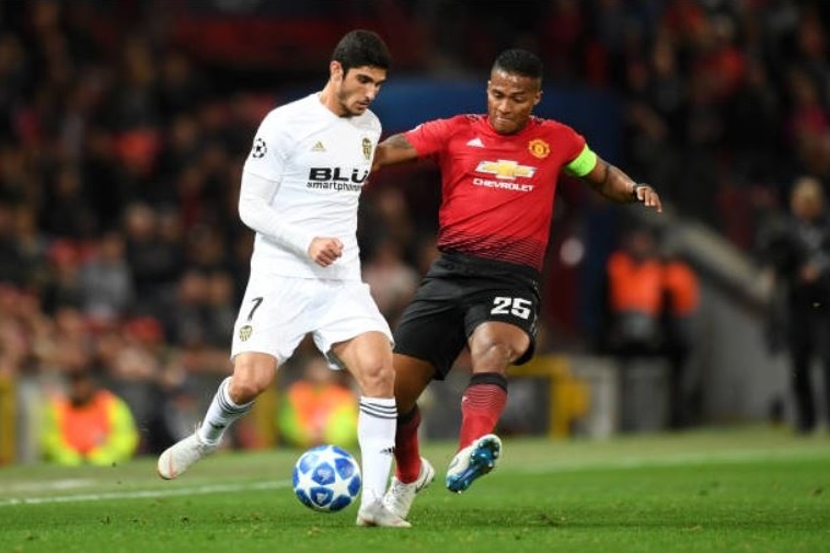 Cham diem MU 0-0 Valencia: Pogba ruc sang,  Lukaku lai gay that vong anh 2