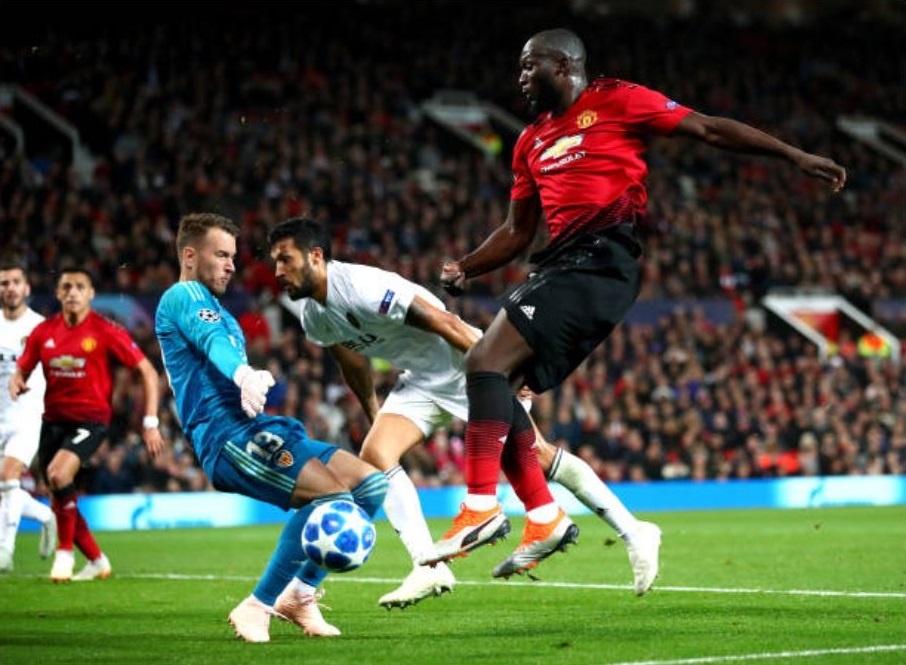 Cham diem MU 0-0 Valencia: Pogba ruc sang,  Lukaku lai gay that vong anh 11