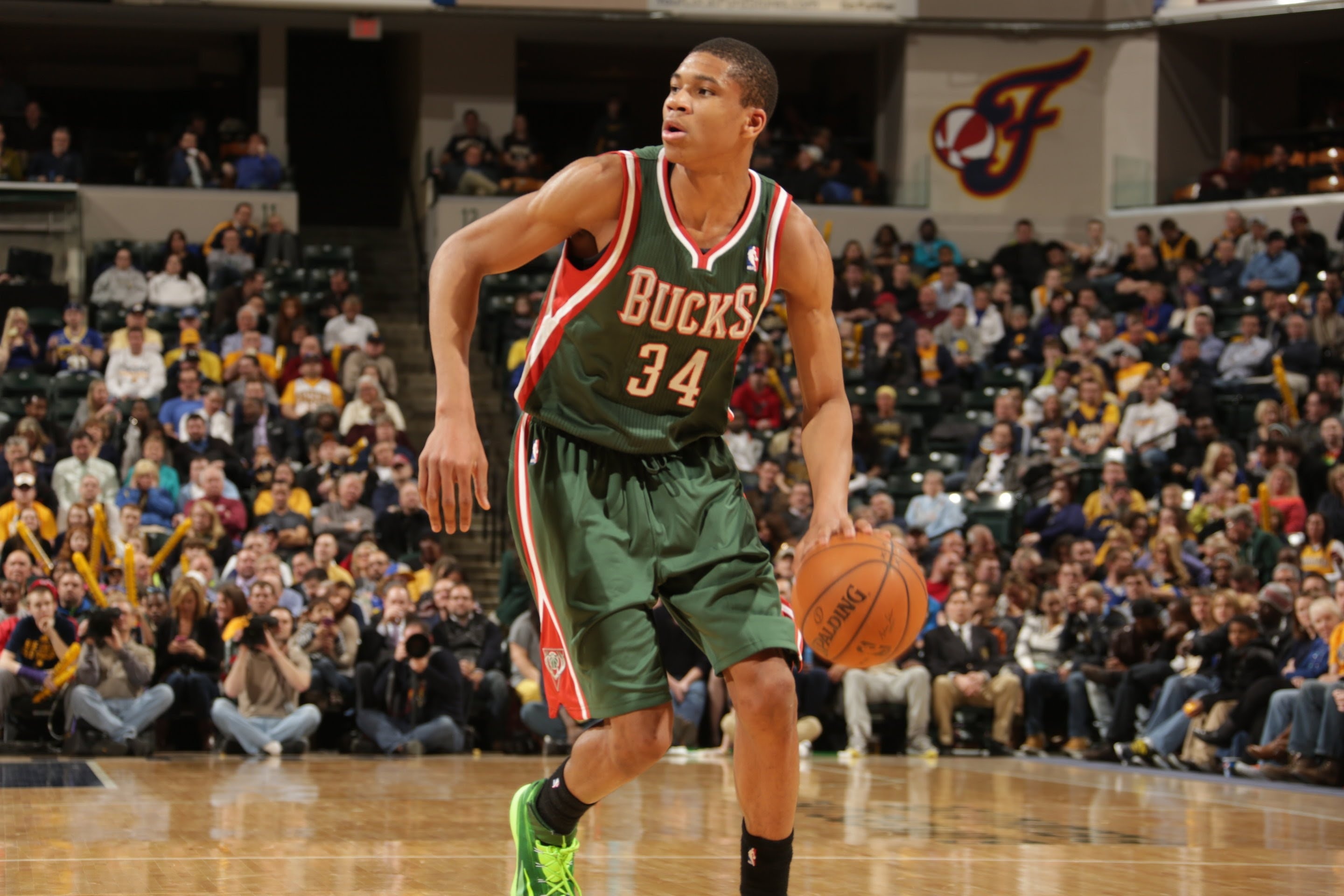 Giannis – từ đứa trẻ bất hạnh đến siêu sao bóng rổ thế giới ảnh 3 Giannis – tu dua tre bat hanh den sieu sao bong ro the gioi anh 3