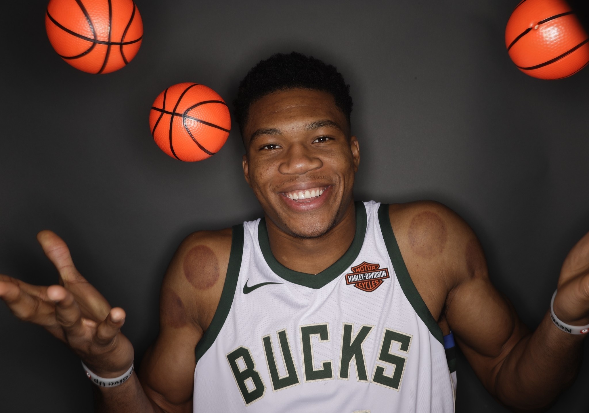 Giannis – từ đứa trẻ bất hạnh đến siêu sao bóng rổ thế giới ảnh 2 Giannis – tu dua tre bat hanh den sieu sao bong ro the gioi anh 2