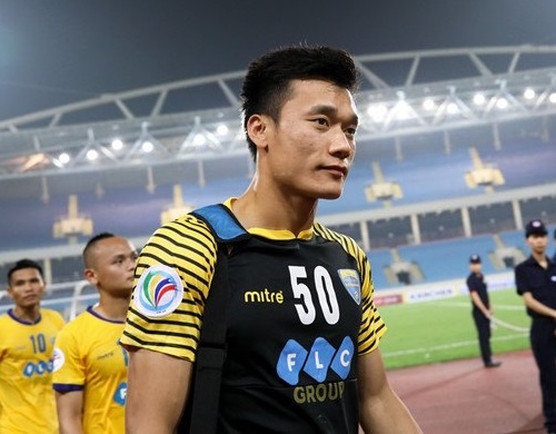 Thu mon Bui Tien Dung xin loi CDV vi sai lam o cup quoc gia hinh anh