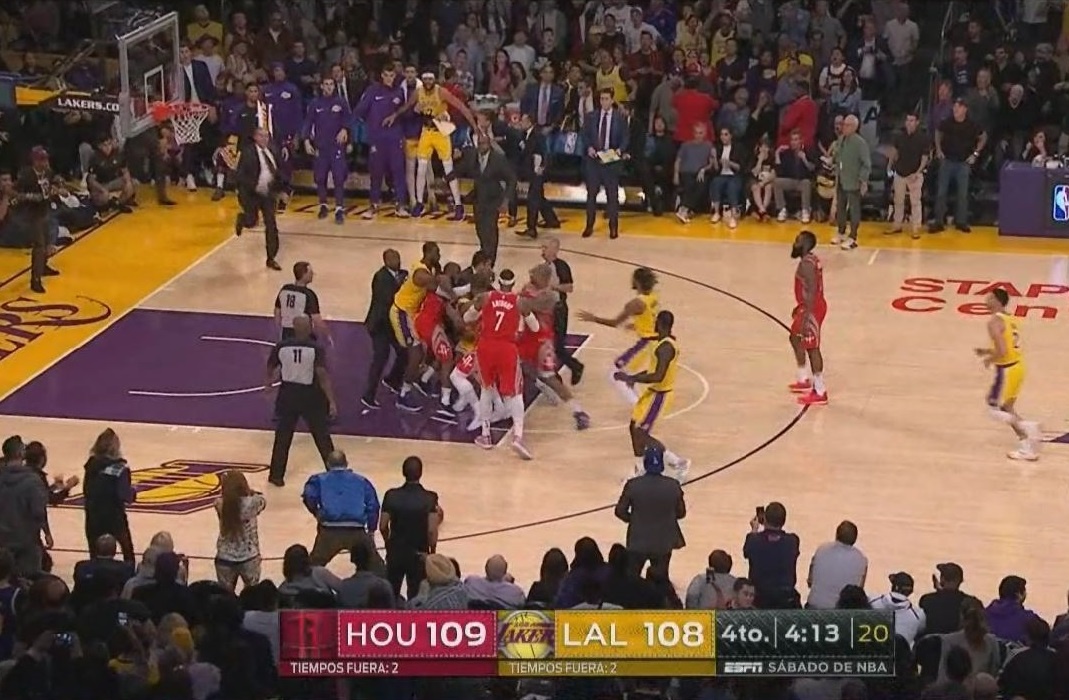 Mayweather nhìn cầu thủ bóng rổ đánh nhau tại NBA ảnh 2 Mayweather nhin cau thu bong ro danh nhau tai NBA anh 2