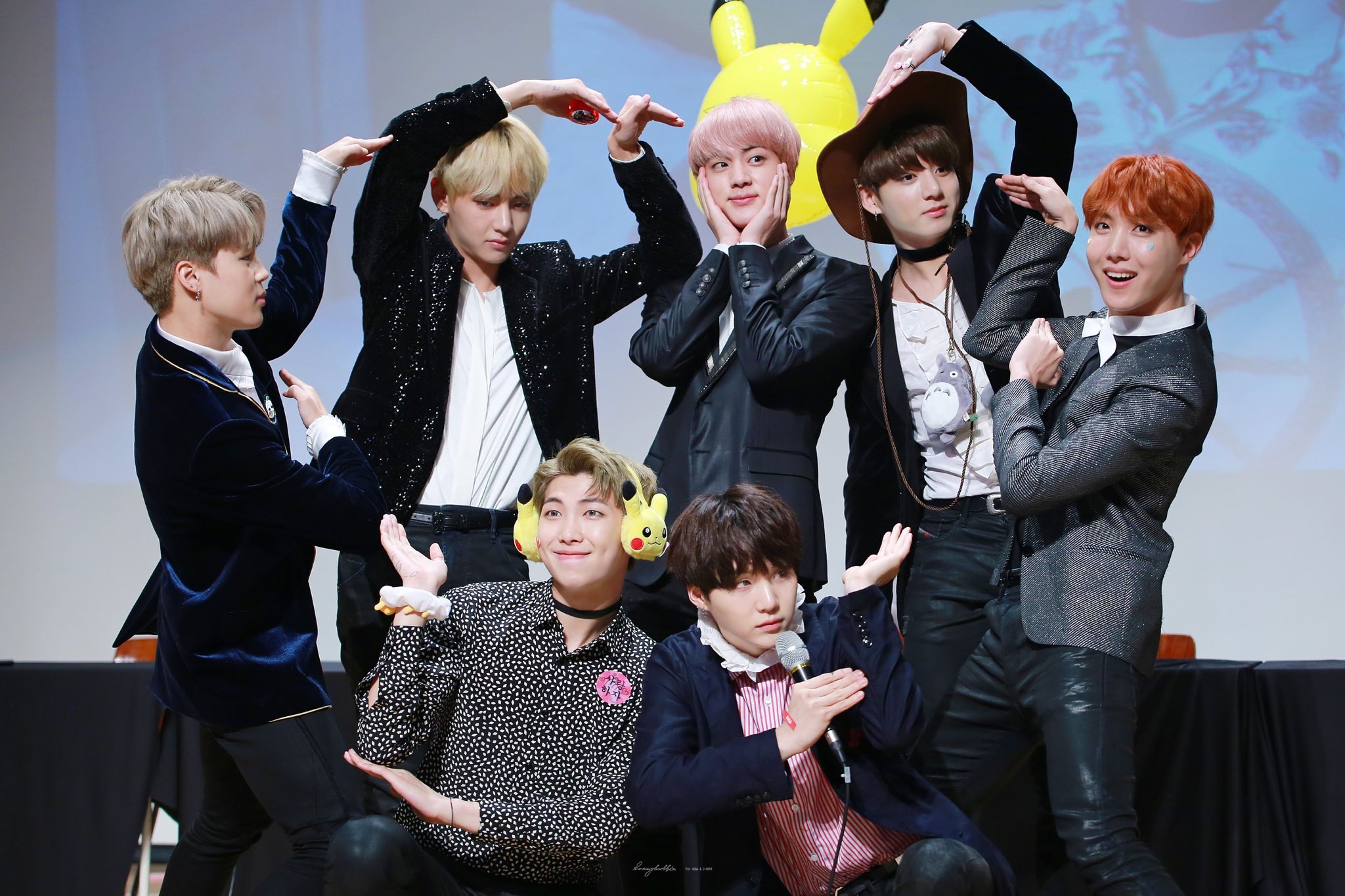 BTS hat tieng Anh te: Khi truong nhom RM tro nen don doc hinh anh