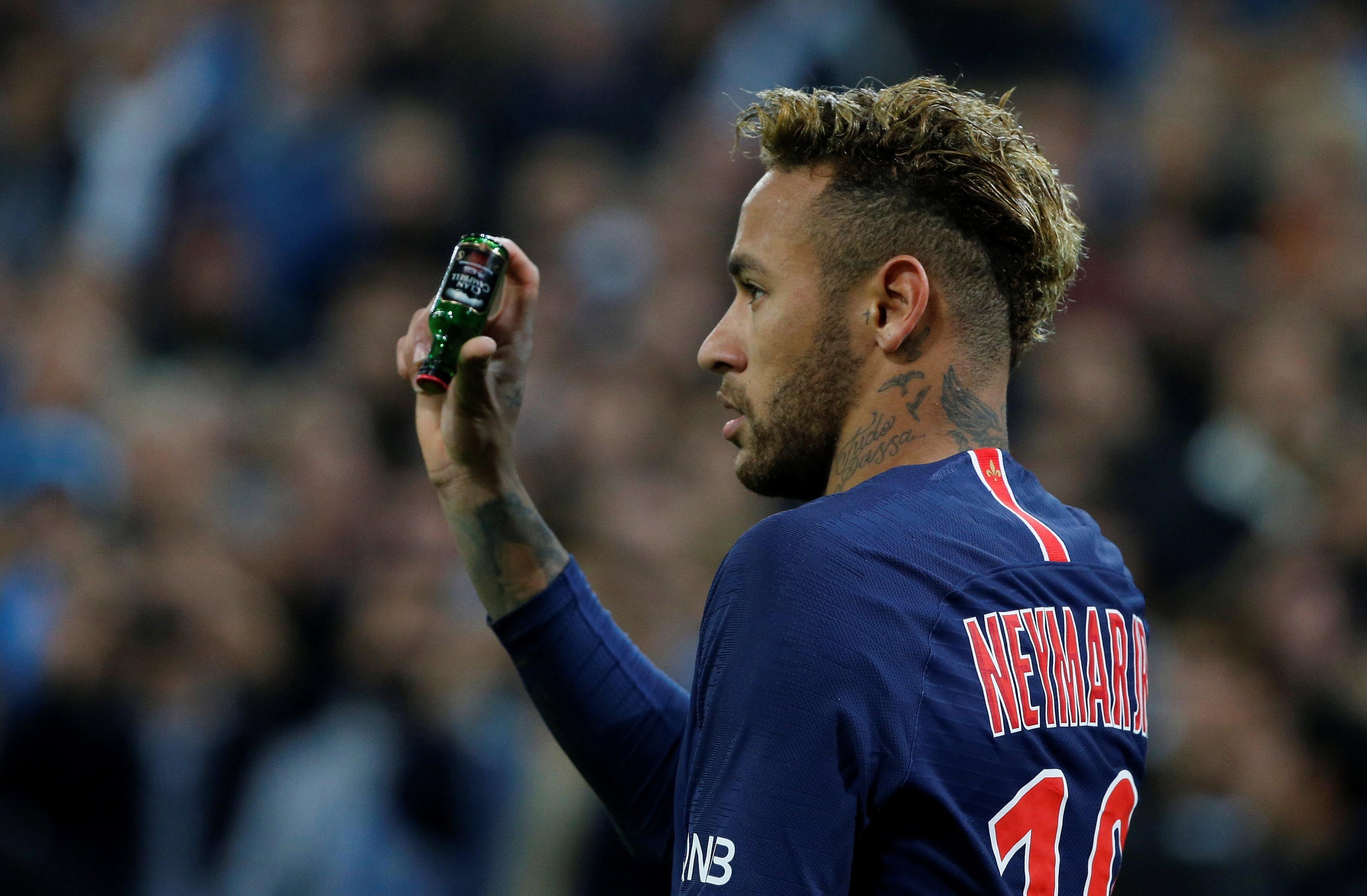 Neymar bức xúc vì bị ném chai, mảnh thủy tinh vào người ảnh 1 Neymar buc xuc vi bi nem chai, manh thuy tinh vao nguoi anh 1