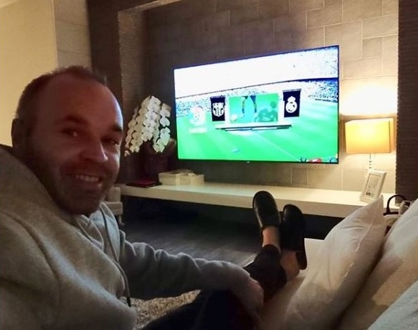 Iniesta bat tivi xem Barcelona huy diet Real Madrid hinh anh