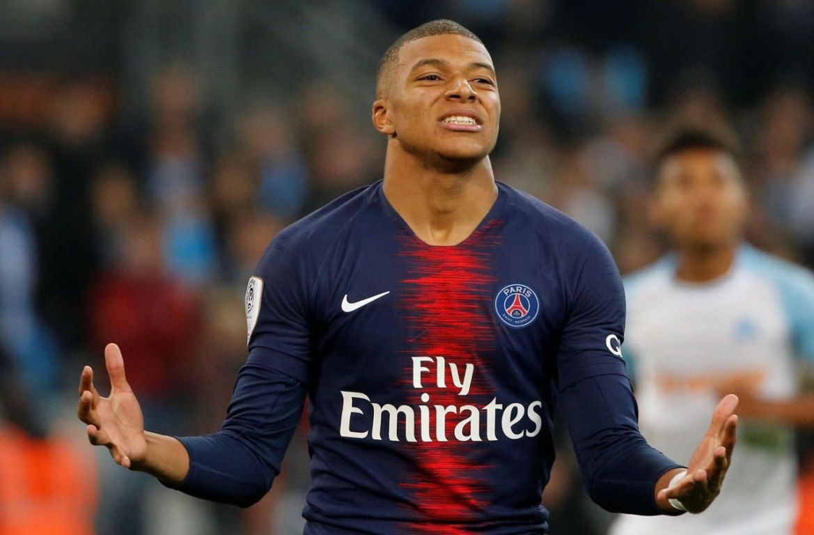 Neymar bức xúc vì bị ném chai, mảnh thủy tinh vào người ảnh 2 Neymar buc xuc vi bi nem chai, manh thuy tinh vao nguoi anh 2