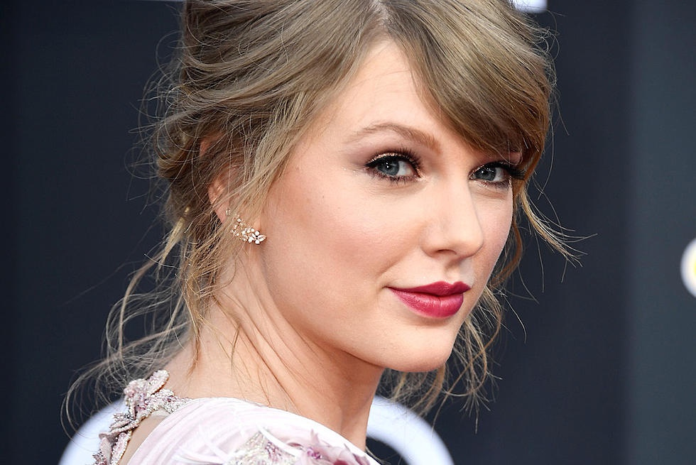 Taylor Swift hop suc cung me keu goi ung ho ung cu vien Dan chu hinh anh