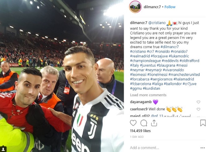 Fan cuong Ronaldo bi dieu tra vi mang sung nhua vao Old Trafford anh 1