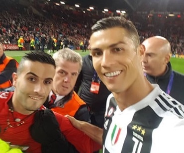 Fan cuong Ronaldo bi dieu tra vi mang sung nhua vao san Old Trafford hinh anh