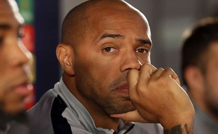 Thierry Henry lun sau trong khung hoang cung Monaco hinh anh