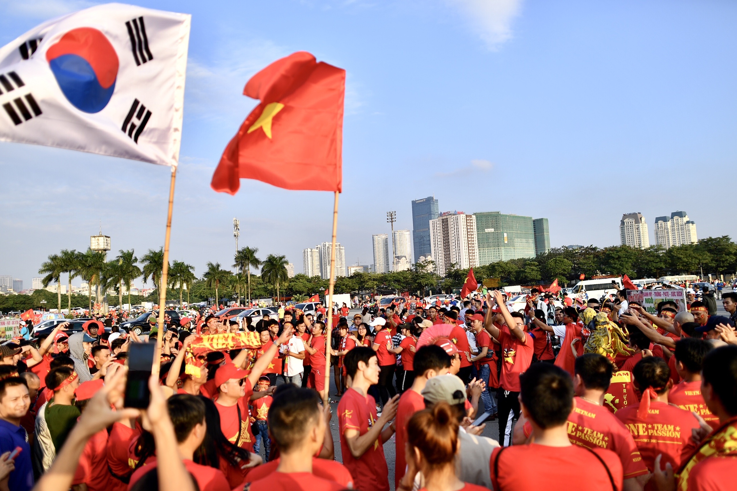 CDV Hai Phong dot phao sang truoc san My Dinh anh 1