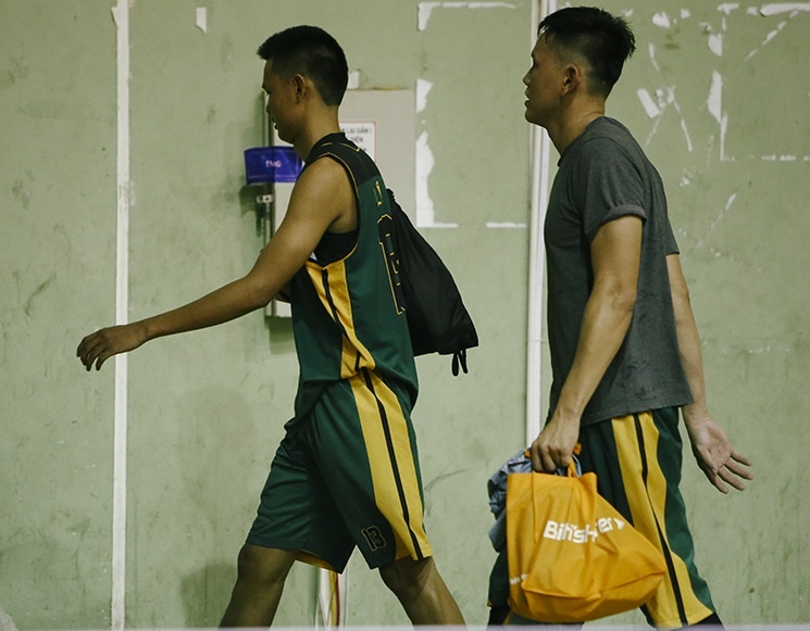 Hai cau thu bong ro danh trong tai o Dai hoi TDTT toan quoc anh 2