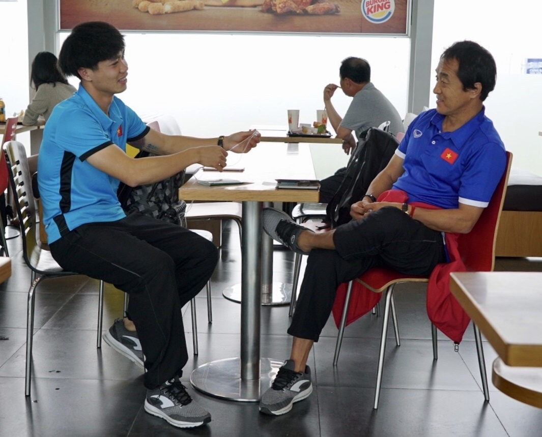 Quang Hai,  Cong Phuong duoc fan san don truoc gio di chuyen sang Myanmar anh 11