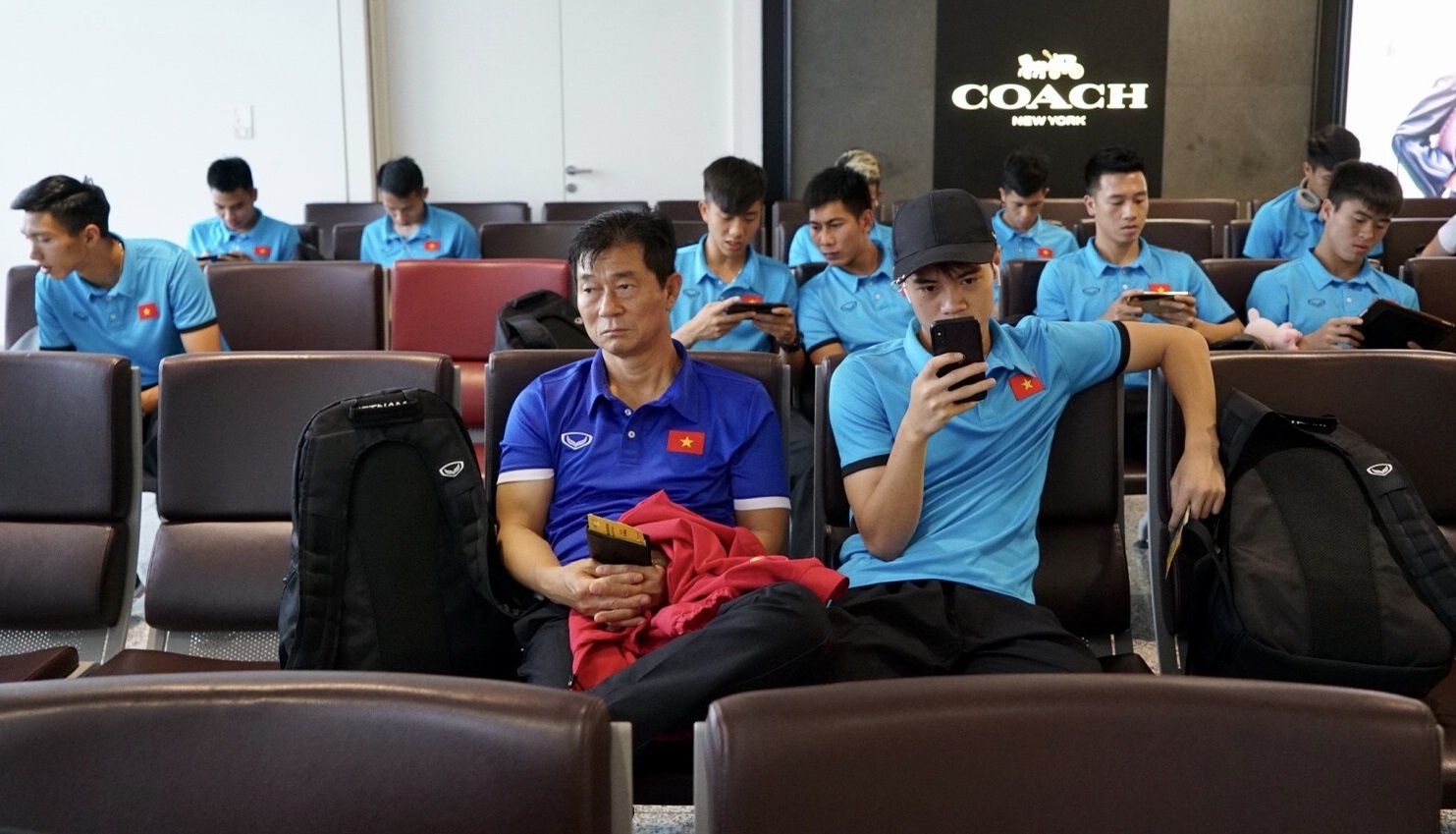 Quang Hai,  Cong Phuong duoc fan san don truoc gio di chuyen sang Myanmar anh 12