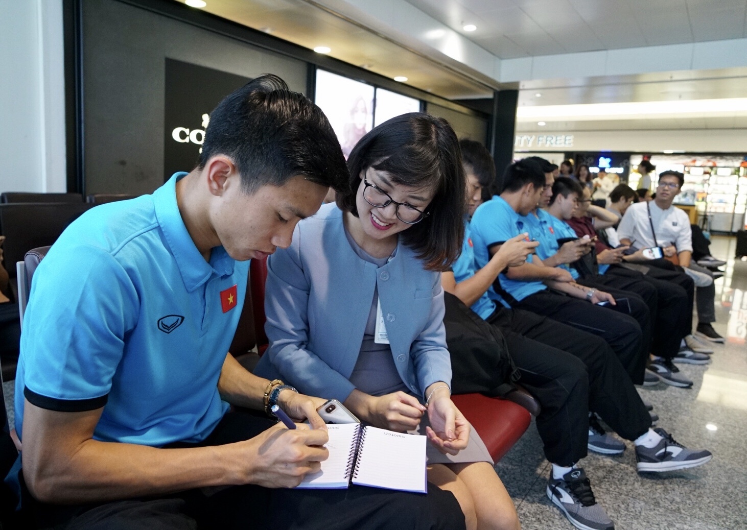 Quang Hai,  Cong Phuong duoc fan san don truoc gio di chuyen sang Myanmar anh 8