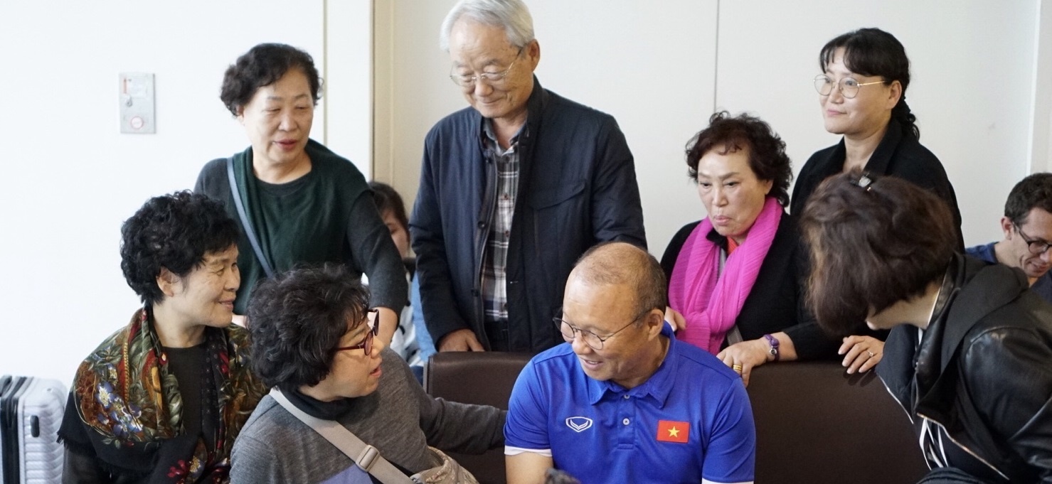 Quang Hai,  Cong Phuong duoc fan san don truoc gio di chuyen sang Myanmar anh 7