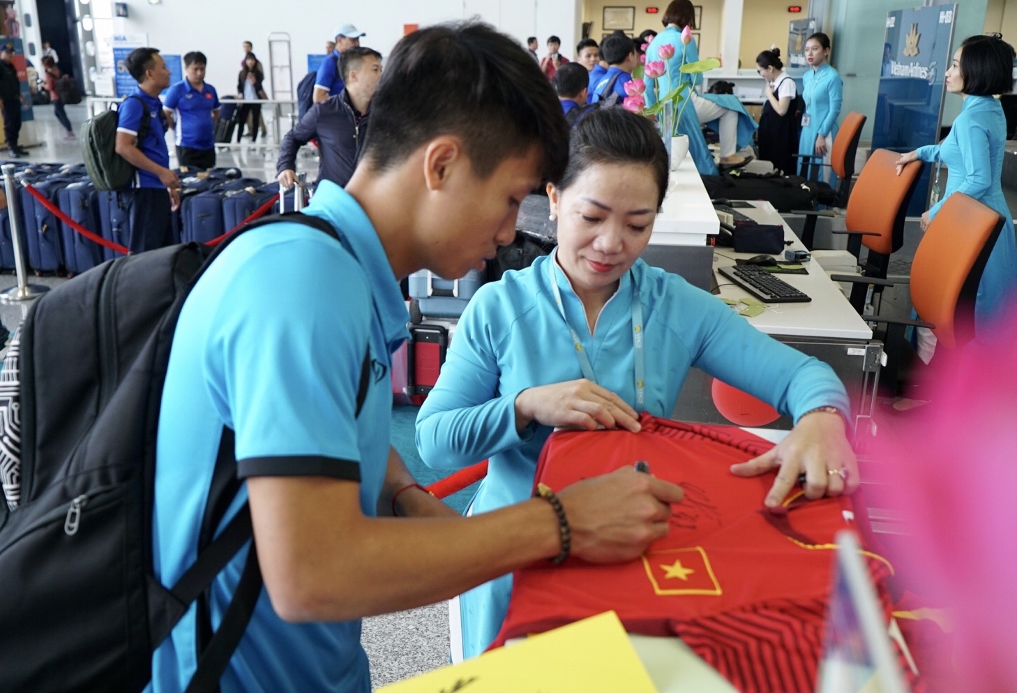 Quang Hai,  Cong Phuong duoc fan san don truoc gio di chuyen sang Myanmar anh 9
