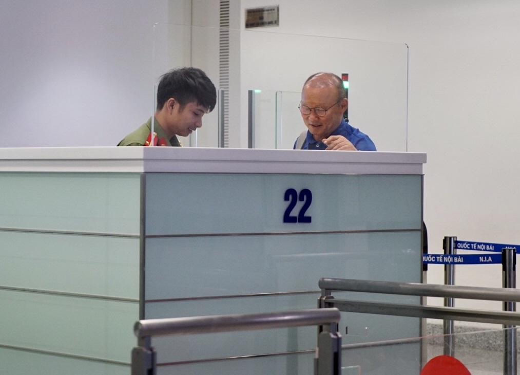 Quang Hai,  Cong Phuong duoc fan san don truoc gio di chuyen sang Myanmar anh 6