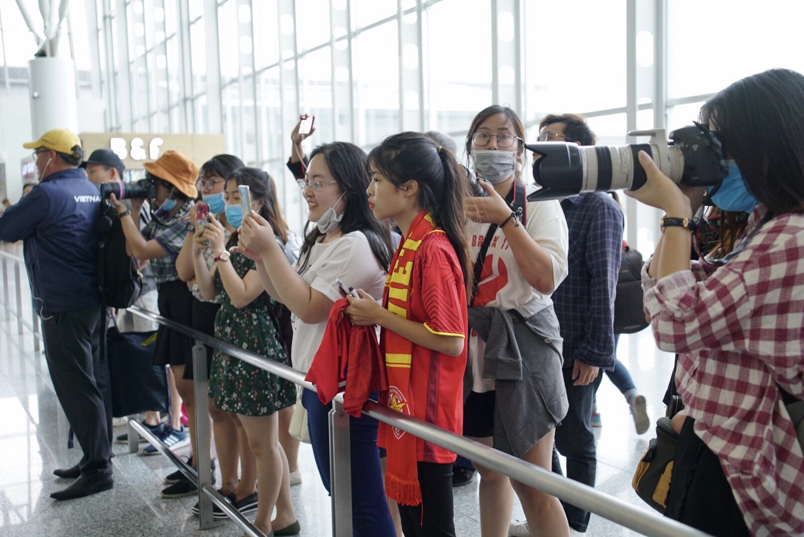 Quang Hai,  Cong Phuong duoc fan san don truoc gio di chuyen sang Myanmar anh 1
