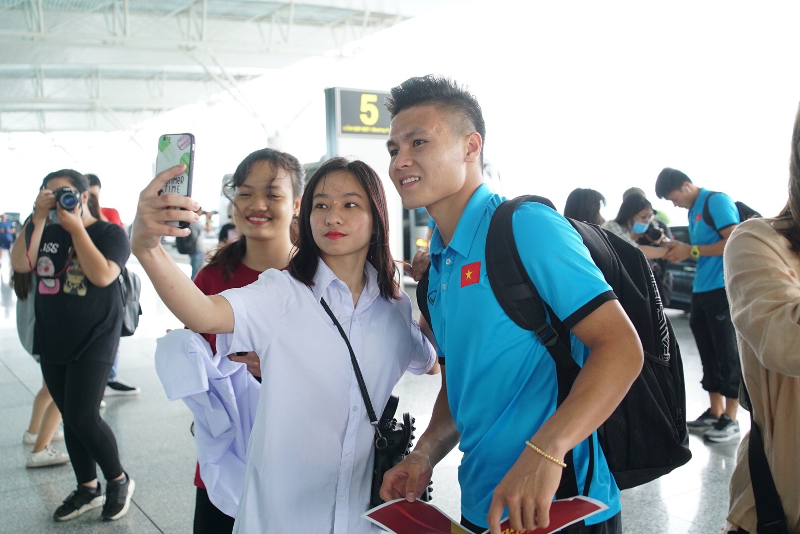 Quang Hai,  Cong Phuong duoc fan san don truoc gio di chuyen sang Myanmar anh 2