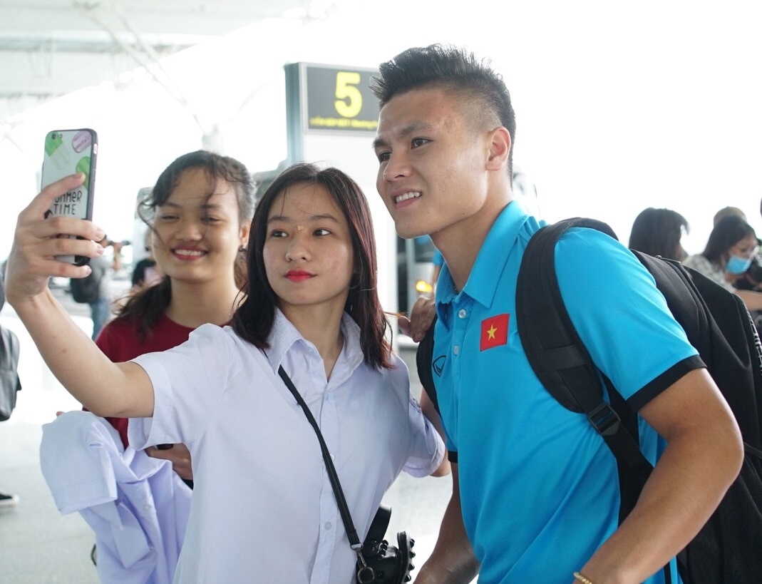 Quang Hai, Cong Phuong duoc fan san don truoc gio di Myanmar hinh anh