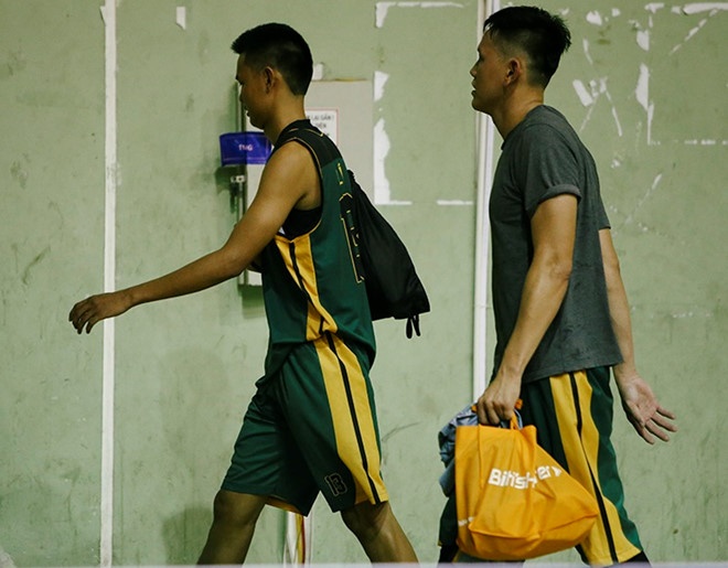 Hai cau thu bong ro danh trong tai bi dinh chi thi dau anh 2