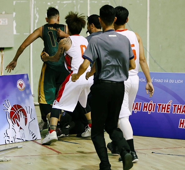 Hai cau thu bong ro danh trong tai bi dinh chi thi dau anh 1