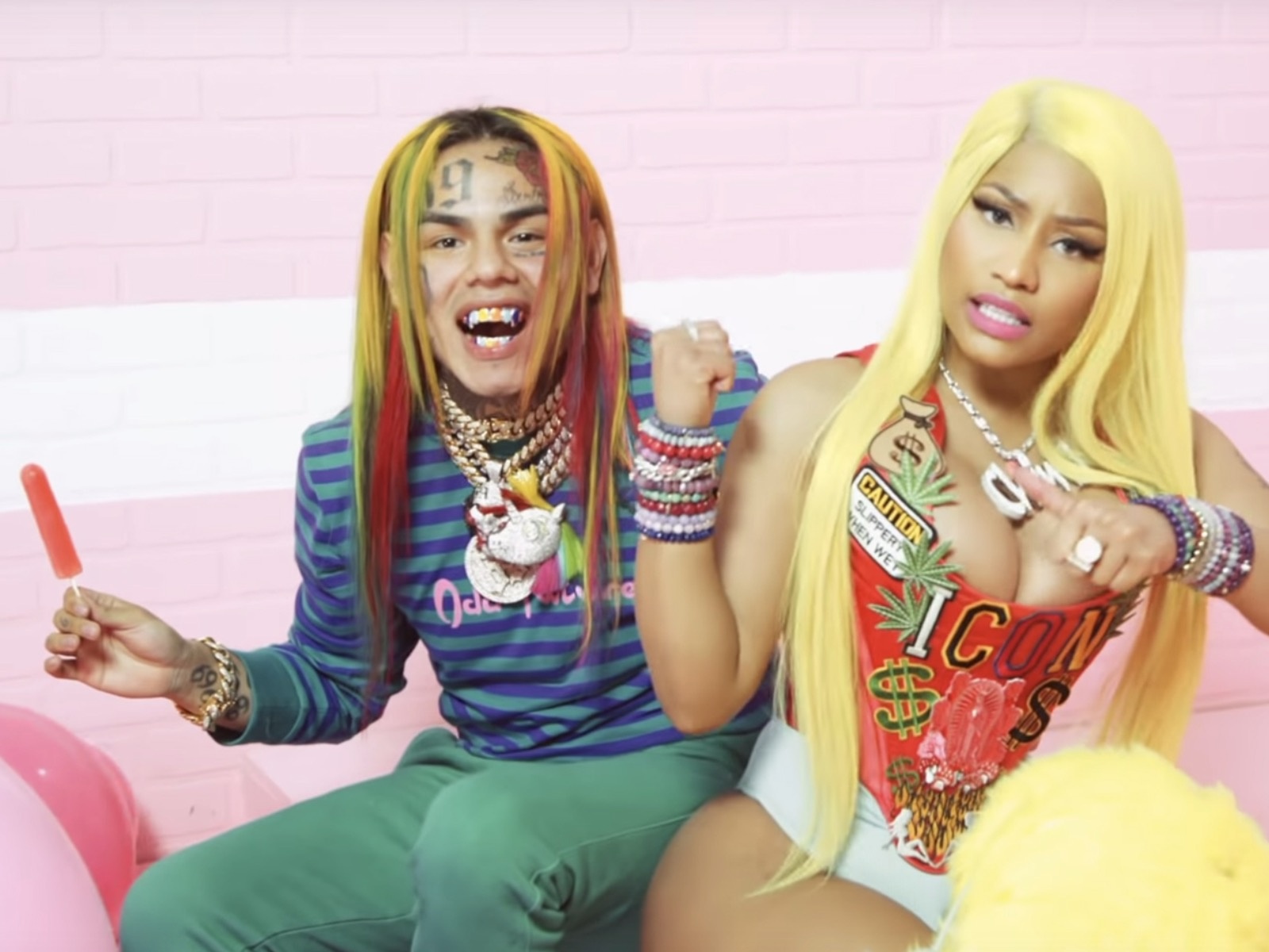 Rapper dinh dam 6ix9ine doi mat an tu chung than vi tang tru ma tuy anh 2