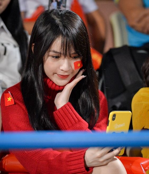 Dan hot girl tiep lua cho thay tro HLV Park Hang-seo tai san Hang Day anh 2