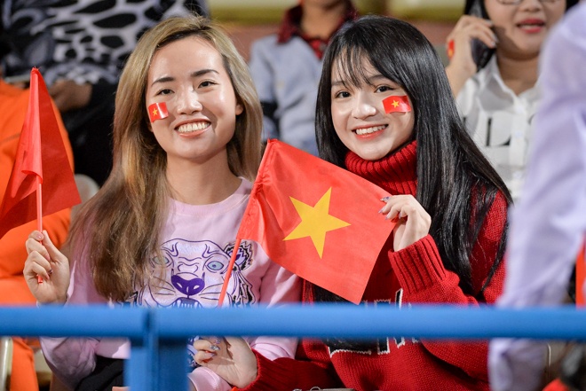 Dan hot girl tiep lua cho thay tro HLV Park Hang-seo tai san Hang Day anh 1