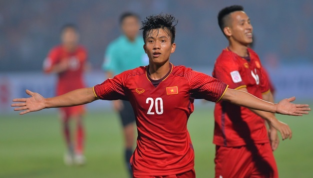 Van Duc an mung giong Ronaldo khi ghi ban vao luoi Campuchia hinh anh