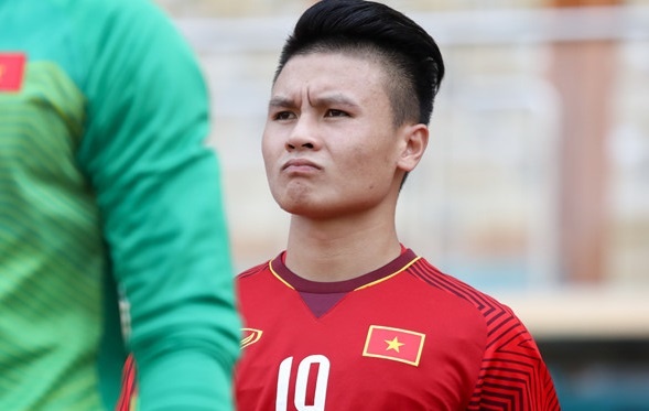 Quang Hai duoc vinh danh sau man trinh dien xuat sac truoc Campuchia hinh anh