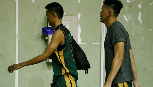 Hai cau thu bong ro danh trong tai bi cam thi dau 10 nam hinh anh