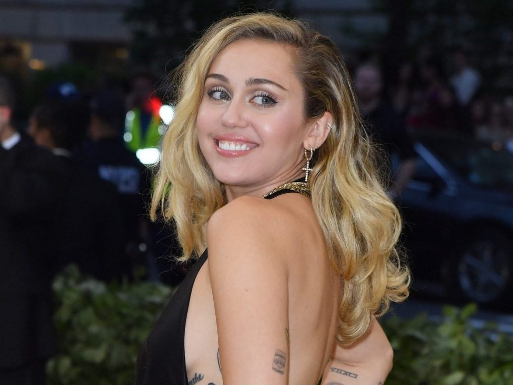 Miley Cyrus nhắc fan Việt Nam trước giờ ra mắt bài hát mới ảnh 2 Miley Cyrus nhac fan Viet Nam truoc gio ra mat bai hat moi anh 2