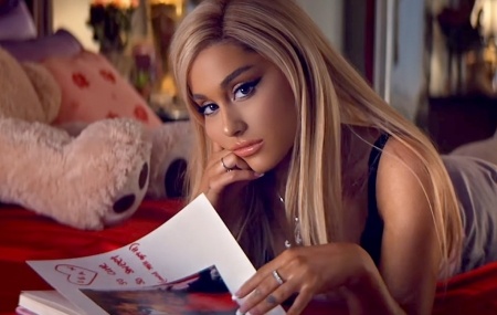 'Thank You, Next' giup Ariana Grande vuot xa ky luc cua BTS hinh anh