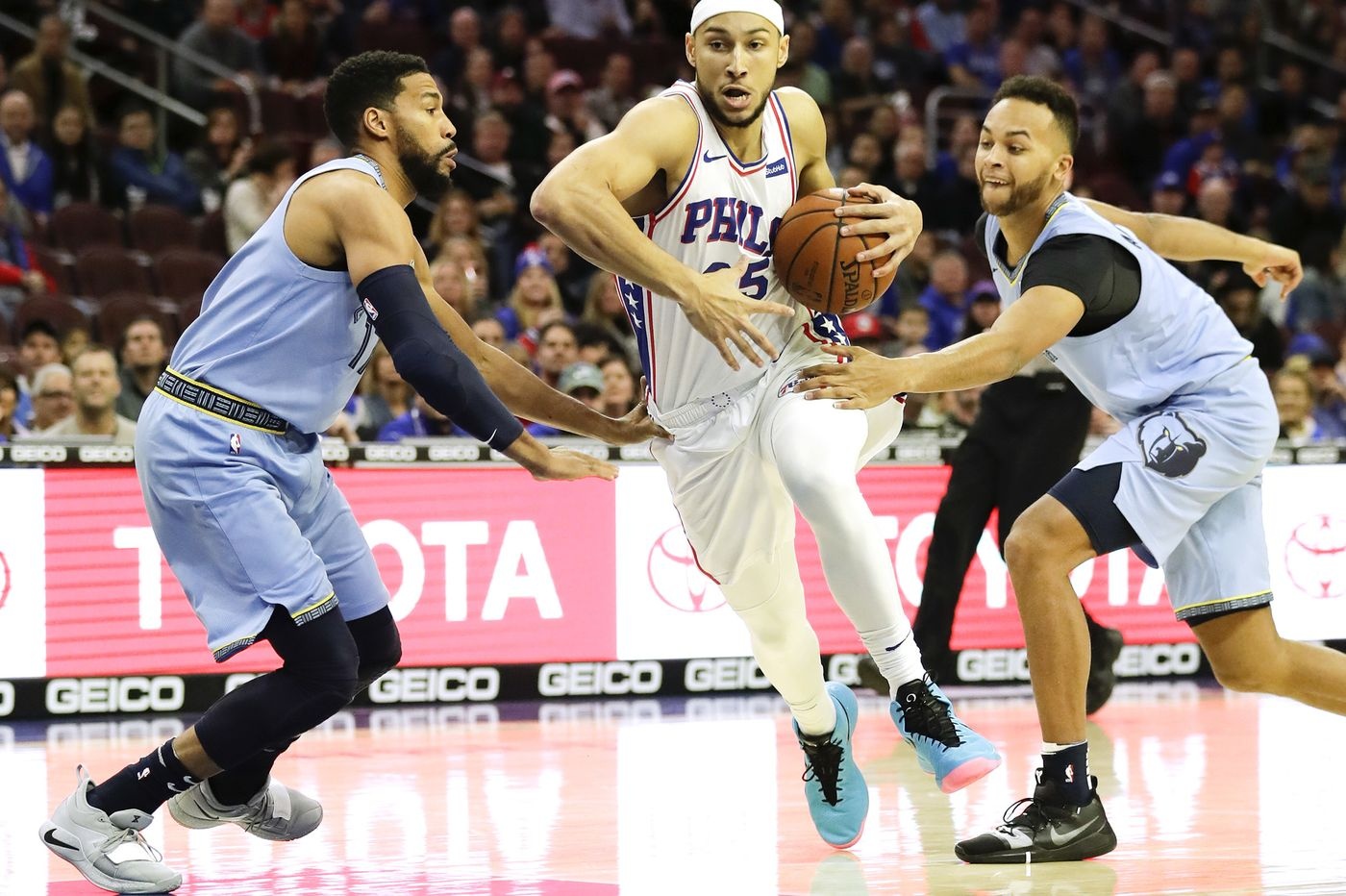 Kendall Jenner cổ vũ bạn trai chơi bóng rổ ảnh 2 Kendall Jenner co vu ban trai choi bong ro anh 2