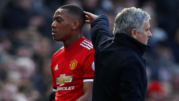 Alan Shearer: 'Cau thu MU khong con muon thay HLV Mourinho chi dao' hinh anh