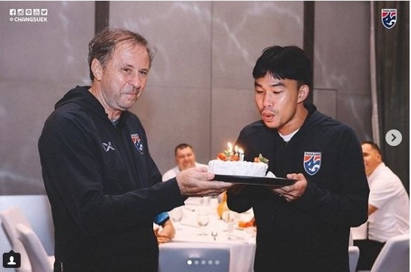 Tuyen thu Thai Lan bat khoc trong vong tay cua me hinh anh