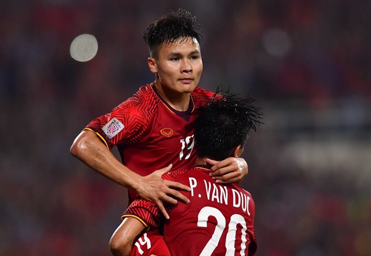 Quang Hai om cham Van Duc sau ban mo ty so vao luoi Philippines hinh anh