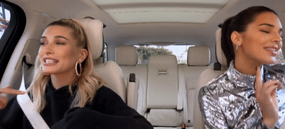 Hailey Bieber va Kendall Jenner hat Party In The USA hinh anh