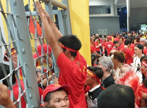 Bao Malaysia dua tin CDV Viet Nam phai dung ben ngoai san Bukit Jalil hinh anh