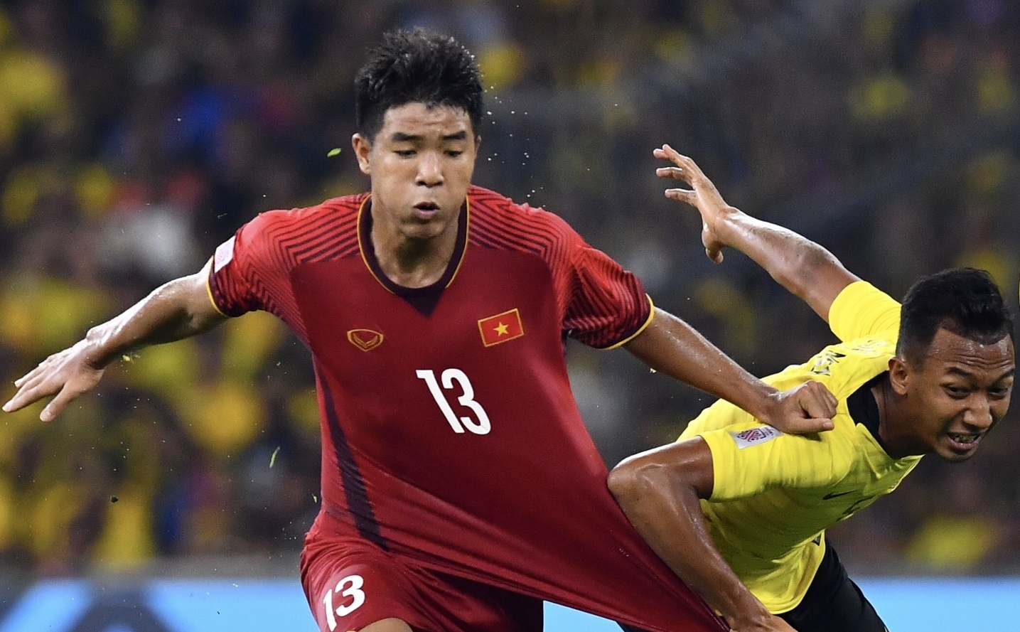 Bao Malaysia to cau thu Viet Nam choi bao luc o Bukit Jalil hinh anh