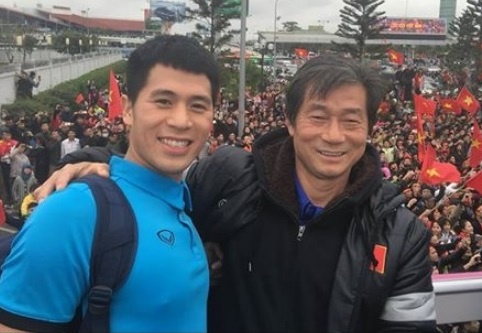 Dinh Trong, Tien Dung, Duy Manh tri an tro ly HLV Bae Ji-won hinh anh