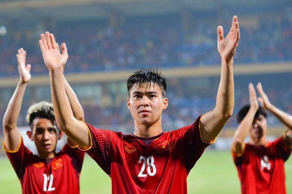 CLB Ha Noi lot top doi dong gop nhieu tuyen thu cho Asian Cup hinh anh