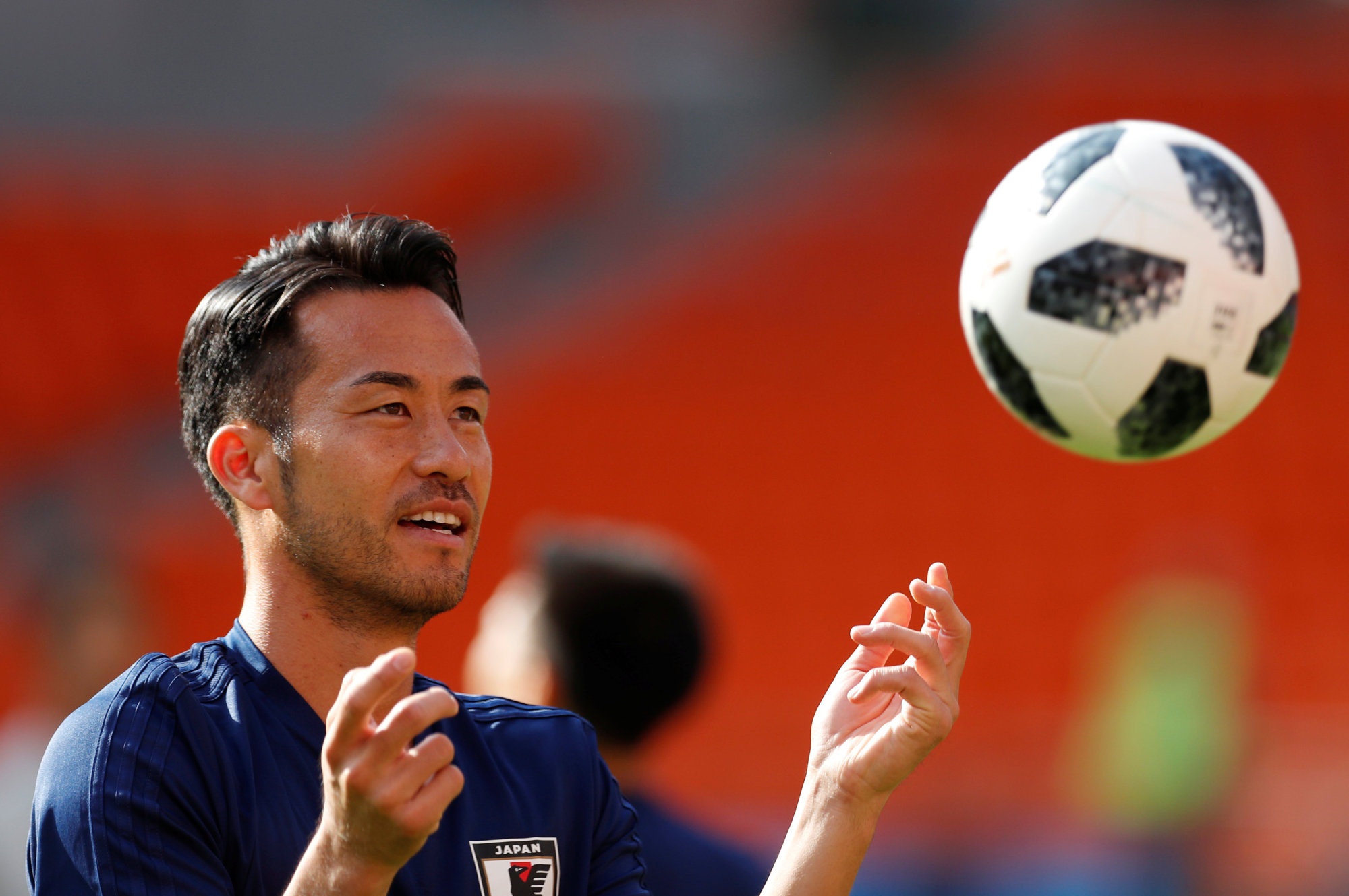 Yoshida tro ve du Asian Cup sau 90 phut tuyet hay truoc Chelsea hinh anh