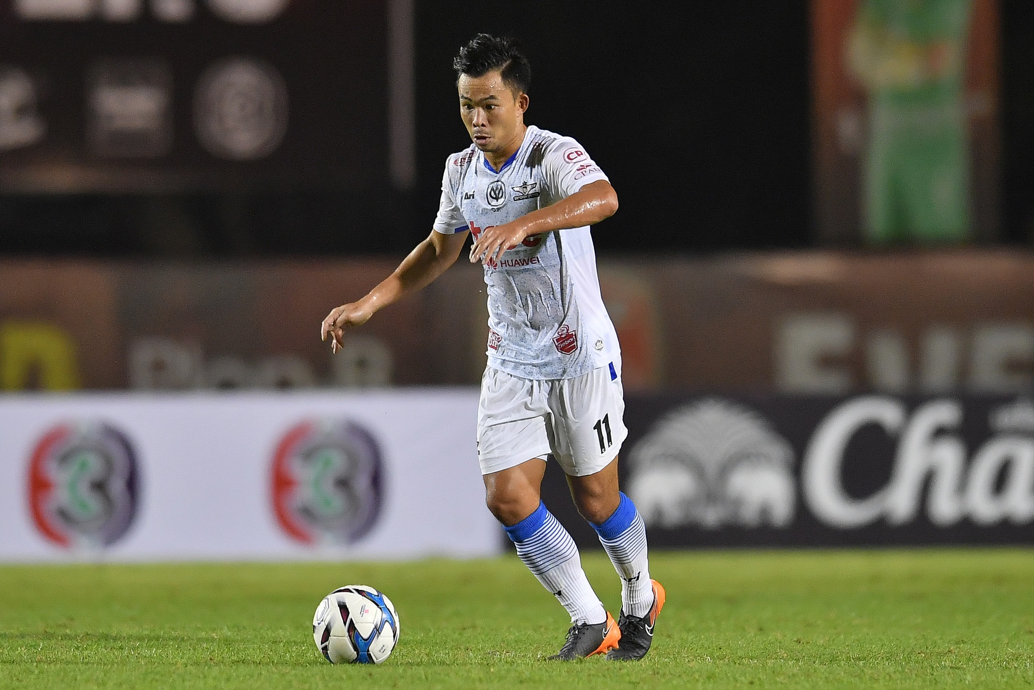 Ngoi sao Thai Lan chia tay CLB trong ngay khai mac Asian Cup anh 1