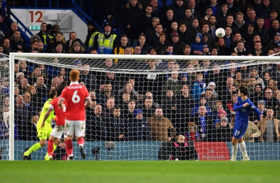 Morata bi che gieu vi pha bo lo khong tuong o cu ly 2 m anh 1