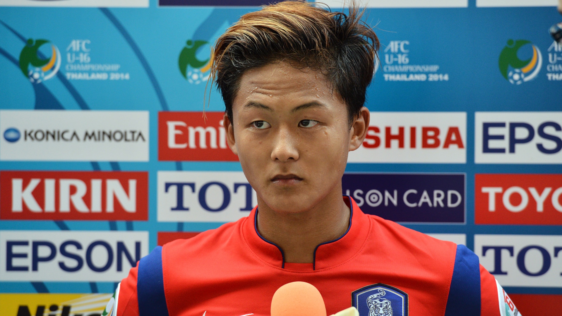 Cau thu lo La Masia bat ngo duoc du Asian Cup cung tuyen Han Quoc hinh anh