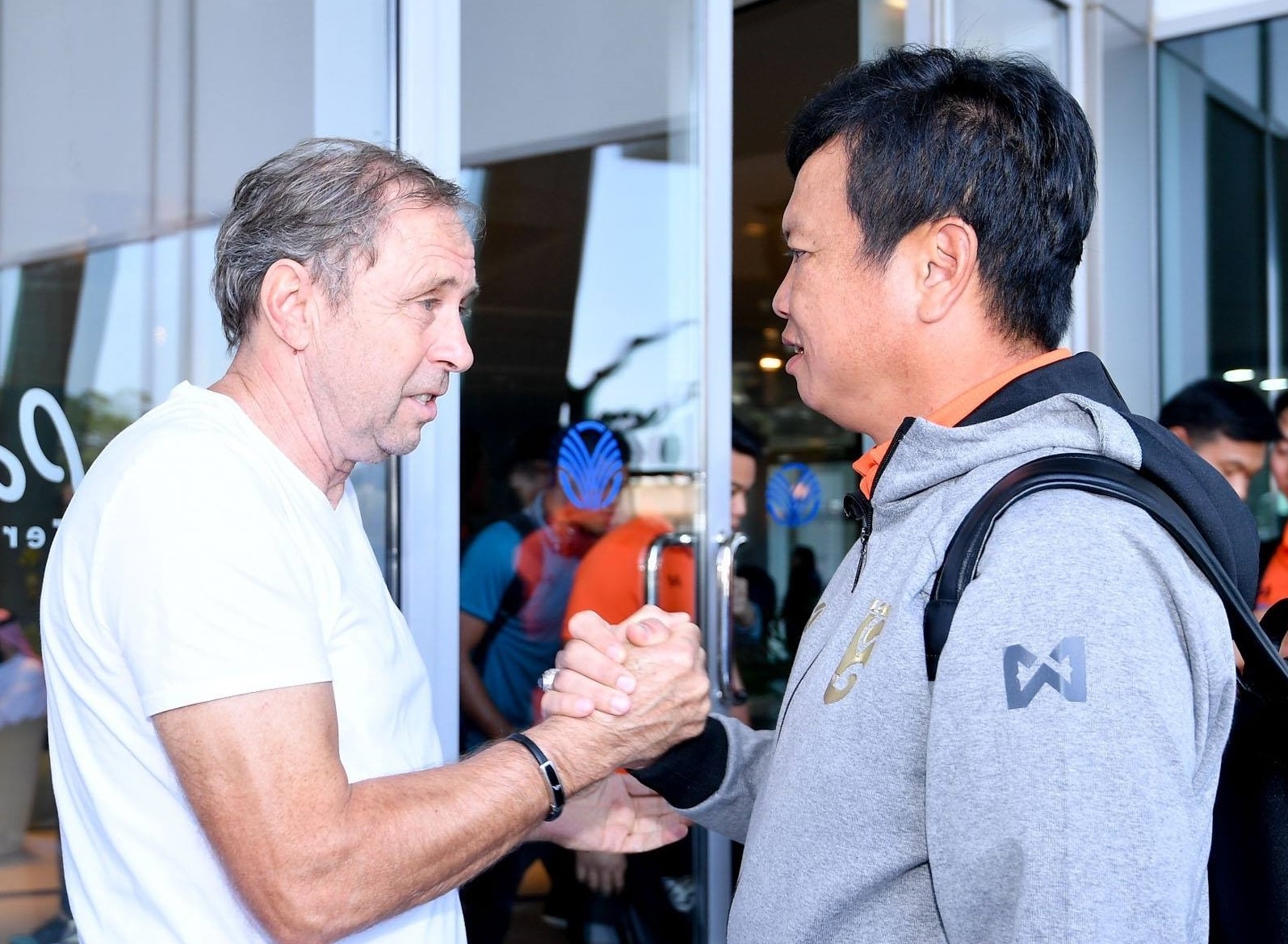 HLV Rajevac ôm chầm cầu thủ Thái Lan trong ngày chia tay ảnh 1 HLV Rajevac om cham cau thu Thai Lan trong ngay chia tay anh 1