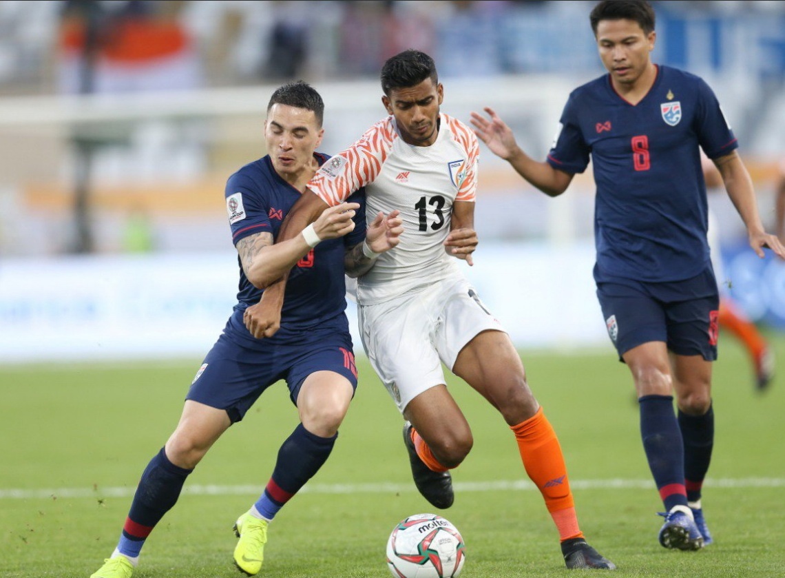 Doi truong Thai Lan xin loi co dong vien sau tran thua dam anh 2